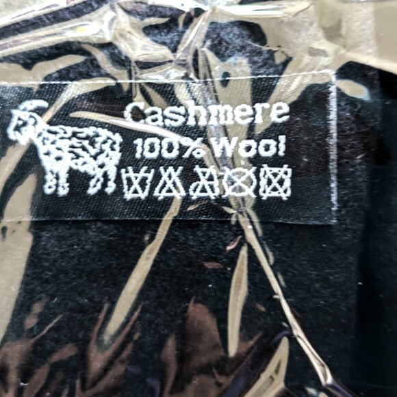 Share Embroidered Cashmere Black shawl wrap for women - Gift for her 🎄🎁 - Picture 6 of 11